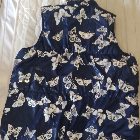 Vest. - Picture 2 of 3